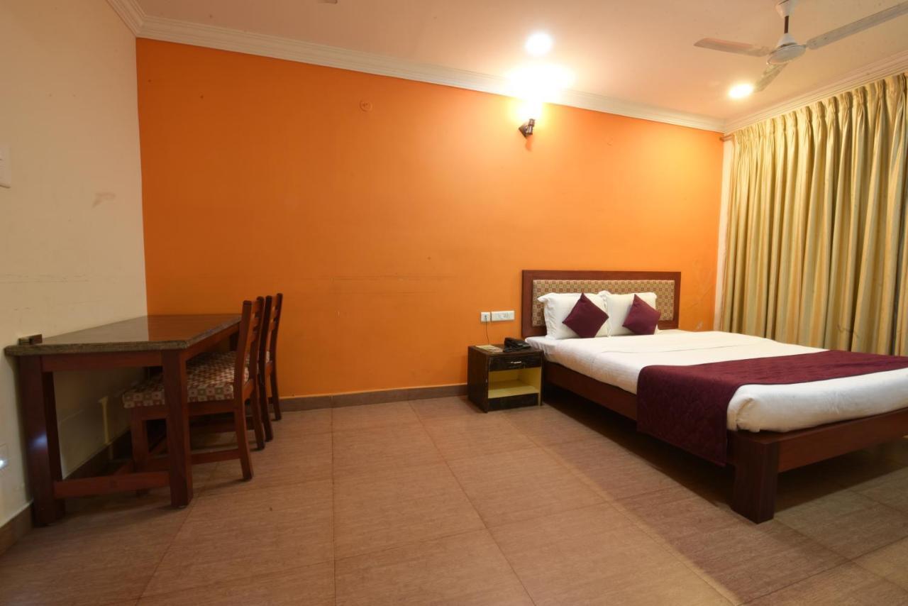 King Park Hotel ปอนดิเชอรี ภายนอก รูปภาพ