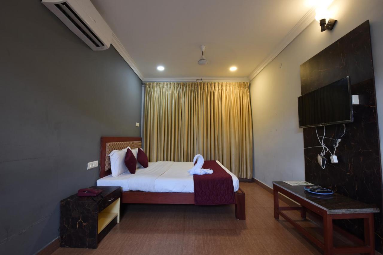 King Park Hotel ปอนดิเชอรี ภายนอก รูปภาพ